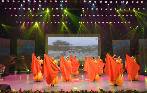 新華集團(tuán)舉辦“2015年金秋文藝晚會(huì)暨授牌典禮” 第 2 張