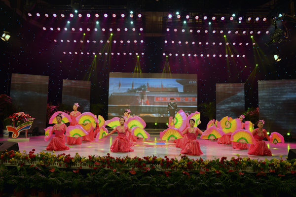 新華集團(tuán)舉辦“2015年金秋文藝晚會(huì)暨授牌典禮” 第 5 張