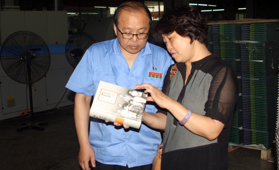 山東省新聞出版局、山東文藝出版社領(lǐng)導 蒞臨集團考察工作 第 1 張