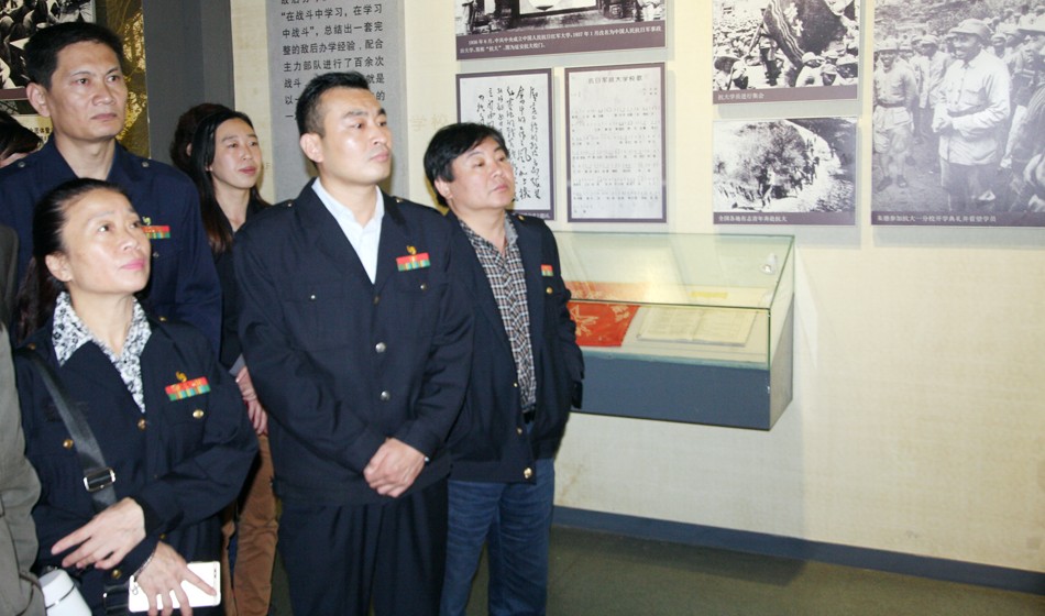 緬懷先烈 不忘初心 ——行政黨支部開展黨員現(xiàn)場教育活動 第 2 張 緬懷先烈 不忘初心 ——行政黨支部開展黨員現(xiàn)場教育活動 第 2 張