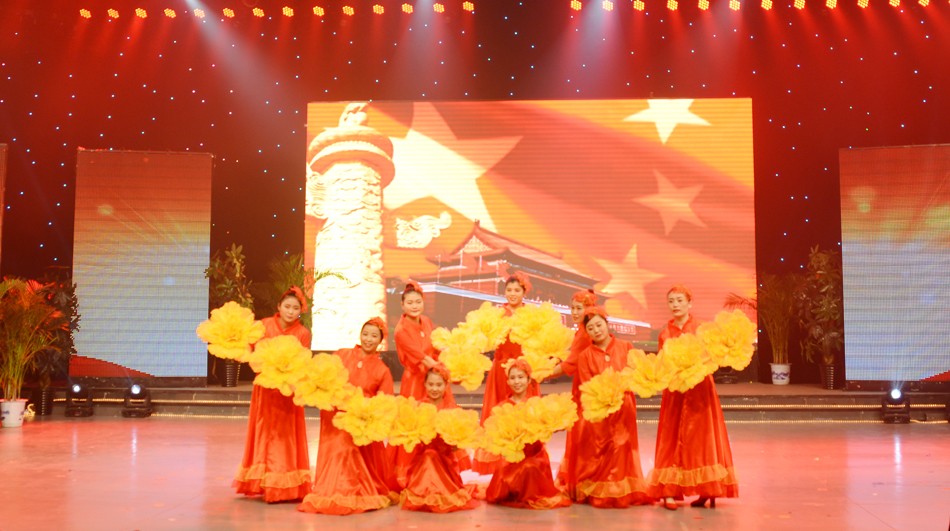 新華集團(tuán)2016年度榮譽(yù)員工頒獎典禮 隆重舉行 第 2 張 新華集團(tuán)2016年度榮譽(yù)員工頒獎典禮 隆重舉行 第 2 張