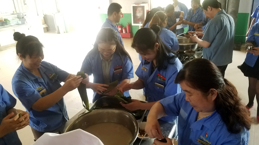 集團(tuán)開(kāi)展“我們的節(jié)日——端午節(jié)包粽子”比賽 第 1 張 集團(tuán)開(kāi)展“我們的節(jié)日——端午節(jié)包粽子”比賽 第 1 張