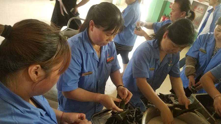 集團(tuán)開(kāi)展“我們的節(jié)日——端午節(jié)包粽子”比賽 第 2 張 集團(tuán)開(kāi)展“我們的節(jié)日——端午節(jié)包粽子”比賽 第 2 張