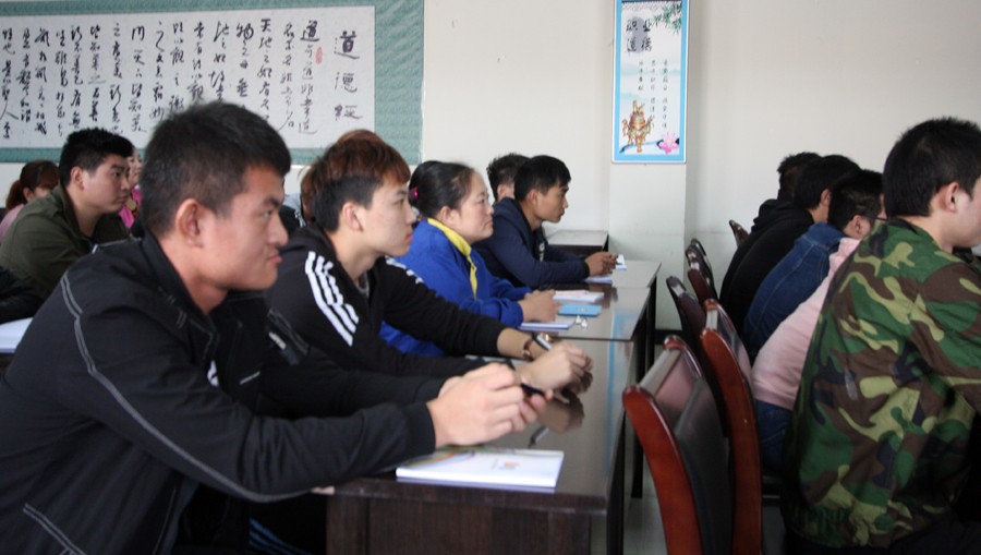 加強(qiáng)職工教育培訓(xùn) 深化企業(yè)文化建設(shè) 第 3 張