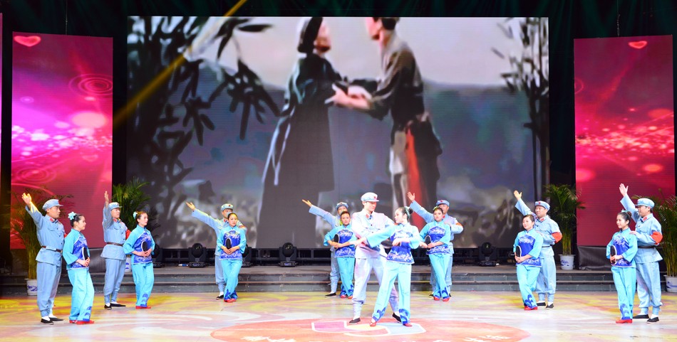 新華集團(tuán)2017年榮譽(yù)員工授牌典禮 暨迎新晚會隆重舉行 第 3 張 新華集團(tuán)2017年榮譽(yù)員工授牌典禮 暨迎新晚會隆重舉行 第 3 張