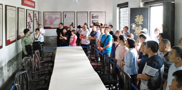 不忘初心 砥礪前行 ——臨沂新華開展主題黨日教育活動(dòng) 第 2 張 不忘初心 砥礪前行 ——臨沂新華開展主題黨日教育活動(dòng) 第 2 張