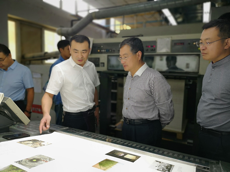 山東省新聞出版廣電局領(lǐng)導(dǎo)蒞臨臨沂新華參觀指導(dǎo)工作 第 5 張 山東省新聞出版廣電局領(lǐng)導(dǎo)蒞臨臨沂新華參觀指導(dǎo)工作 第 5 張